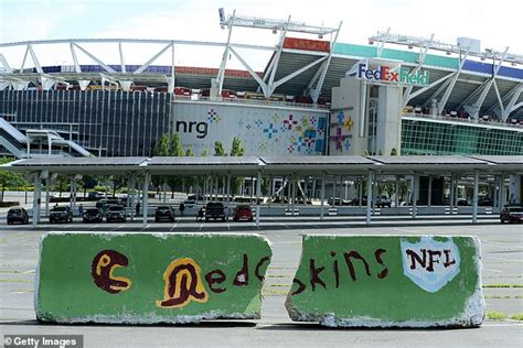 Washington Redskins Drop Racist Name After Fedex Threat Daily Mail