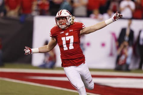 Andrew Van Ginkel, former Wisconsin LB, takes blocked punt to the house ...