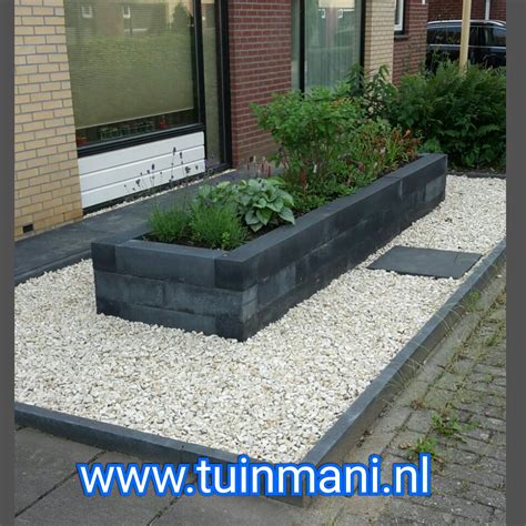 Een Voortuin Met Betontegels Van 60x60cm In De Kleur Antraciet Met