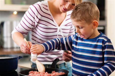 Famille Faisant Cuire Dans La Cuisine Image Stock Image Du Heureux