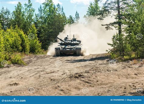 Tanque De Batalla Principal Va A Sacar El Polvo En La Tierra Foto De