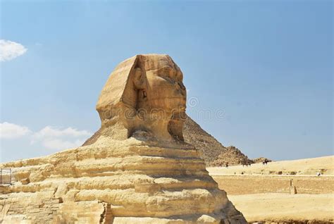 A Grande Esfinge De Giza E A Pir Mide De Khufu O Cairo Egito Foto De