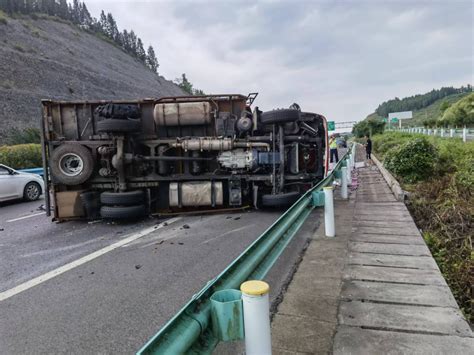 惊险！货车行驶中突然爆胎，失控侧翻在高速公路上～｜知危险会避险腾讯新闻