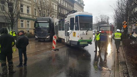 Na ulicy Krzywoustego w Szczecinie tramwaj wypadł z szyn Trwa usuwanie