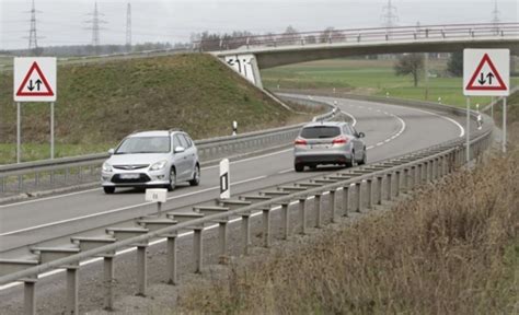 Neue Warnschilder an der Bundesstraße 464 Achtung Gegenverkehr