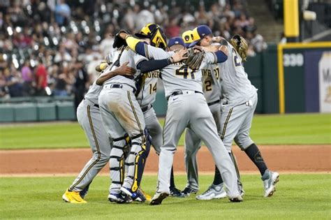 Canha Double In 10th Lifts Brewers Over White Sox 7 6 As Milwaukee Overcomes 3 Run Deficit Ap News