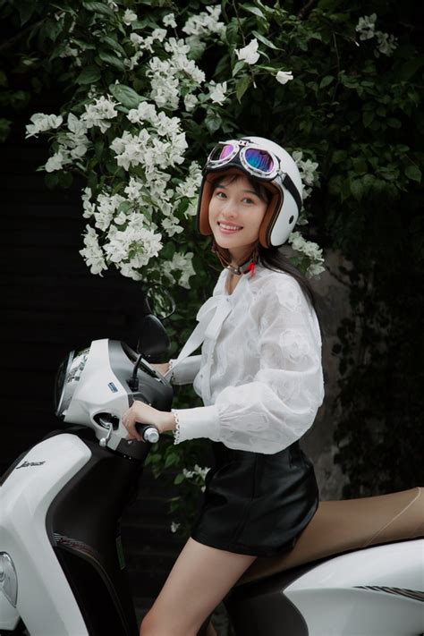 Dàn hot girl Việt đồng loạt khoe phụ kiện đẹp độc đỉnh dạo phố