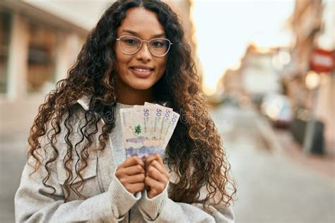 Jovem Latina Sorrindo Feliz Segurando Notas De Colombia Pesos Na Cidade Foto De Stock Imagem