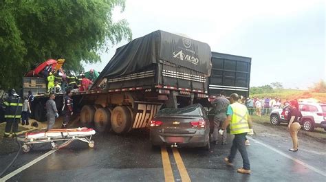 Acidente Com Carretas E Carro Mata Uma Pessoa E Interdita A Rodovia Sp