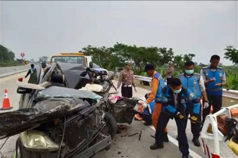 Minibus Tabrak Truk Tronton Di Tol Batang Orang Tewas Okezone News