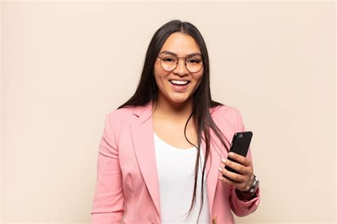 Mujer Latina Joven Que Parece Feliz Y Gratamente Sorprendida Emocionada Con Una Expresi N