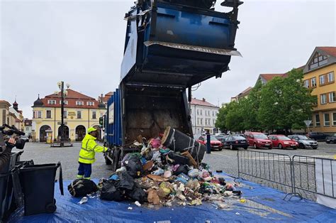 Popeláři vysypali odpad před uherskohradišťskou radnici ZLIN CZ