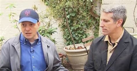 Una Pareja Gay Adopt Al Beb Abandonado Que Uno De Ellos Encontr Y