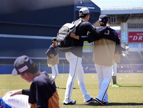 スポニチ写真映像部📷 On Twitter 〈ロ・オ②〉8回途中1失点で2勝目の宮城投手①侍リレーの宇田川投手とベンチでタッチ②試合前には