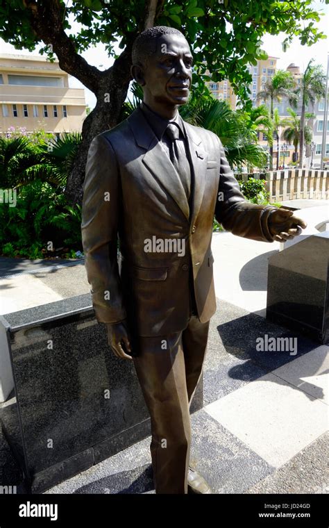 Barack obama statue hi-res stock photography and images - Alamy