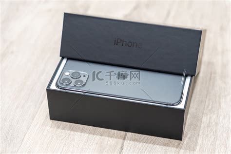 俄罗斯莫斯科 — 2019年9月24日：木制背景盒子里的苹果iphone 11 Pro高清摄影大图 千库网