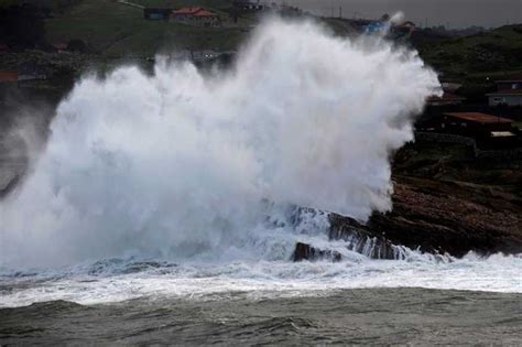 El Temporal Deja Este Lunes Vientos De Hasta 90 Km H Y Olas De Hasta 5