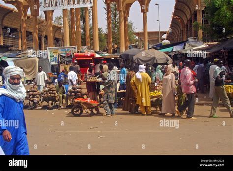 Niger, Niamey, Crowd in front of the market in Niamey Stock Photo ...