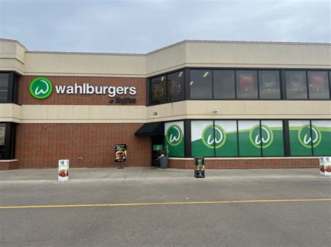 Hy-Vee opens latest Sioux Falls Wahlburgers - SiouxFalls.Business