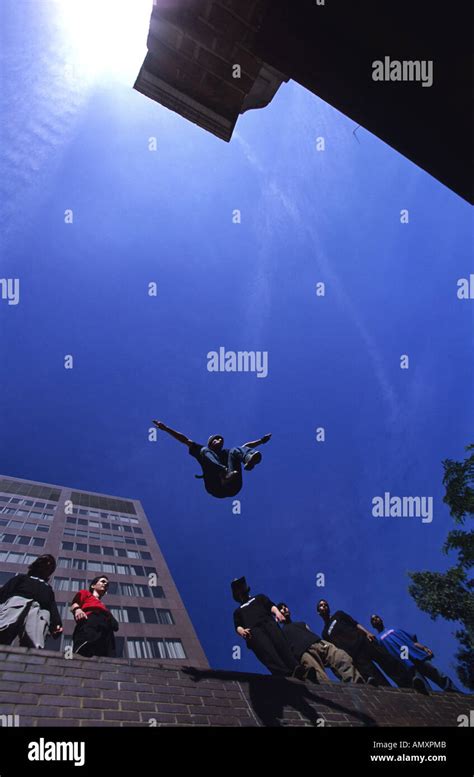 Le Parkour Or Free Runner Leaps Between Buildings City Of London Stock