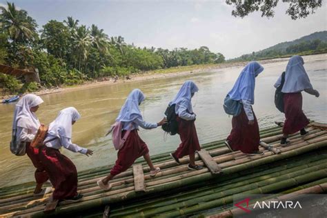 Jembatan Gantung Putus Siswa Seberangi Sungai Naik Rakit Bambu