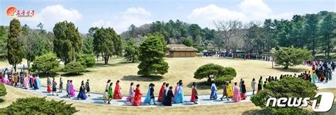 카메라에 담긴 북한 풍경 北 주민들 `김일성 생일` 앞두고 만경대사적지 방문 데일리 북한 Zum 뉴스