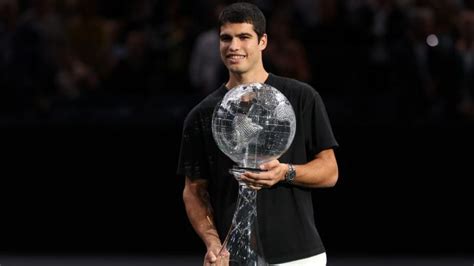 Carlos Alcaraz recibe el trofeo que le acredita como número 1 del mundo