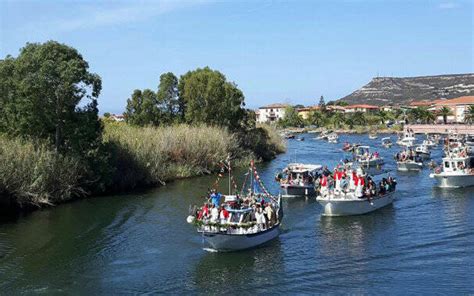 Madonna Del Mare A Bosa Con La Processione Delle Barche Lungo Il Temo