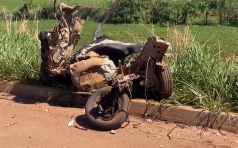 Três pessoas morrem em grave acidente que deixou carro partido ao meio