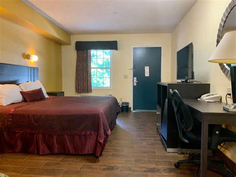 Executive Inn And Suites Rooms