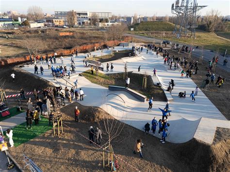 Sixth Plaza La Festa Di Inaugurazione Dello Skatepark Nel Parco Di