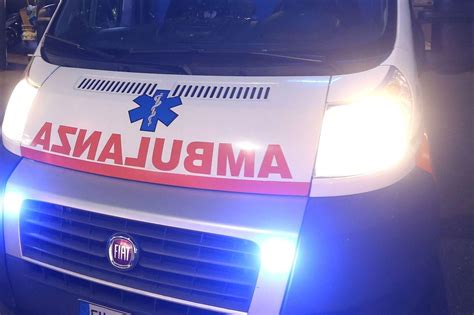 Uomo travolto da un camion mentre attraversa la strada è gravissimo