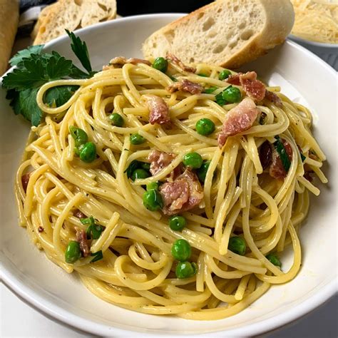 Pasta Carbonara {So Easy} Modernmealmakeover.com