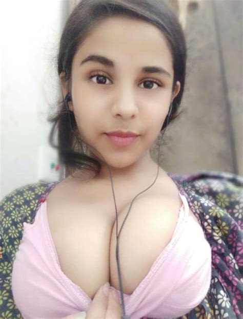 ️🥰 Desi Cute Girl With Big B00bs 🥰 ️ Her Full Album In Comment 🔥🔥👇👇👇