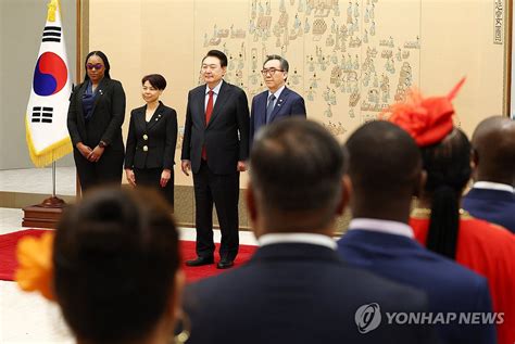 윤석열 대통령 주한가이아나대사와 기념촬영 연합뉴스