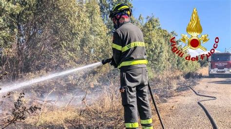 Sterpaglie In Fiamme Lungo La Statale Alle Pendici Del Monte Arci