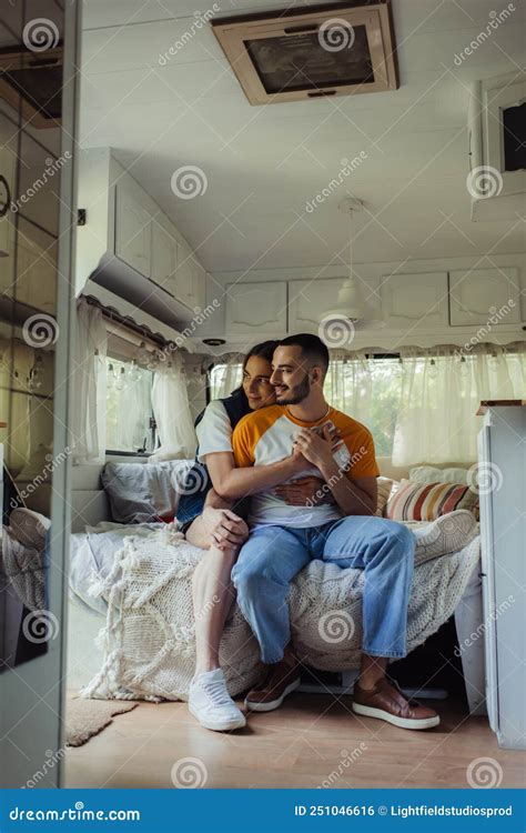 Hombre Gay Sonriente Con Abrazo De Tatuajes Foto De Archivo Imagen De Acampada Verano