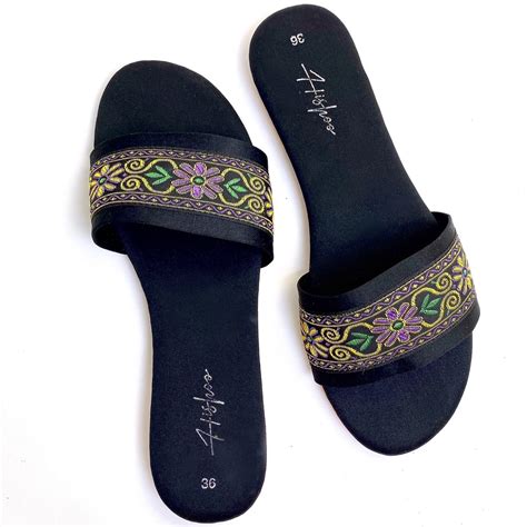 Dép Lê Nữ Thời Trang Hishoo Quai Ngang Khóa Vuông Màu Nude Cao Cấp S