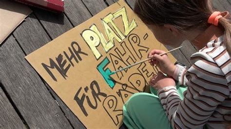 SR de Rund 180 Teilnehmer bei Kinder Fahrraddemo durch Saarbrücken