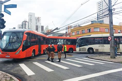 Acidente entre dois ônibus deixa mais de 40 feridos em Curitiba