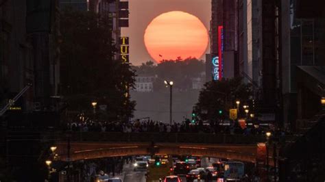 Thousands gather to capture breathtaking Manhattanhenge sunset