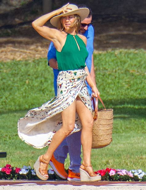 Jennifer Aniston Adam Sandler On Set Of Murder Mystery 2 In Hawaii