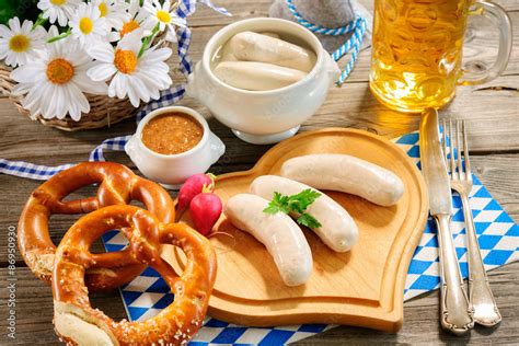 Bayerische Wei Wurst Mit Brezel Und Bier Stock Foto Adobe Stock