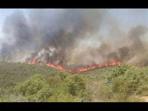 La orografía y el viento dificultan la extinción del incendio de