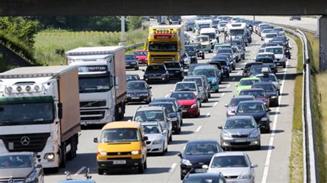 Lkw Unfall Sorgt F R Stau Auf Der A Oe At