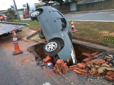 G1 Motorista Perde Controle E Carro Cai Em Buraco Em Avenida De