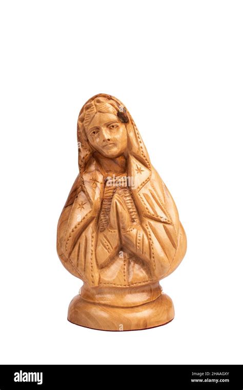 Estatua de madera de bajorrelieve de la Santísima Virgen María aislada