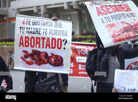 Activistas Anti Aborto Protestan Frente A La Corte Constitucional De