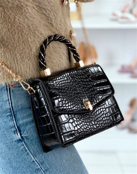 Mini sac à main noir effet croco aux détails dorés