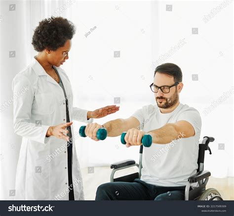 642 Wheelchair Lifting Weights 图片、库存照片和矢量图 Shutterstock